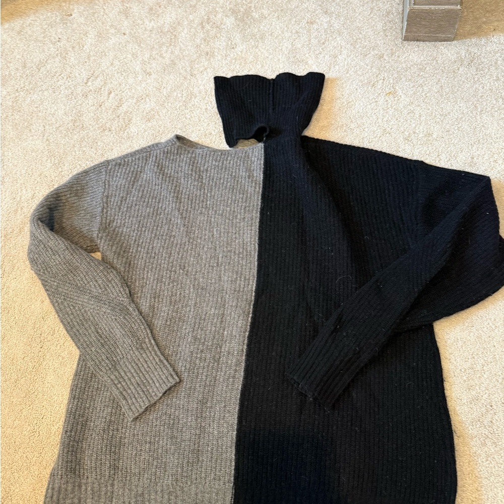 Minnie Rose Two-Tone Gray and Black Ribbed Turtleneck Sweater